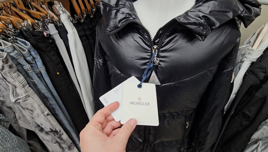 압수한 위조상품 의류.